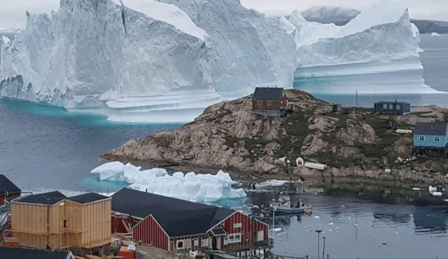 Enorme icerberg se instala en población de Groenladia y habitantes comienzan a aterrarse