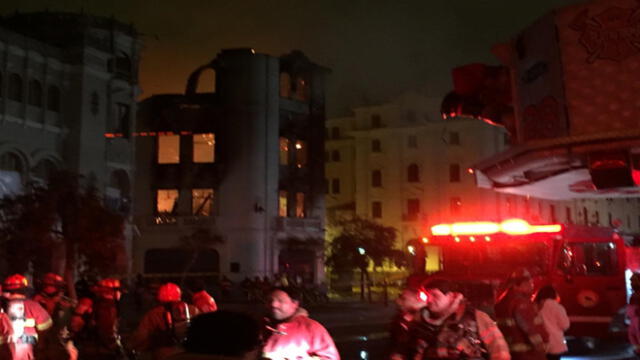 Así fue el incendio que acabó con edificio histórico de Plaza San Martín [FOTOS]