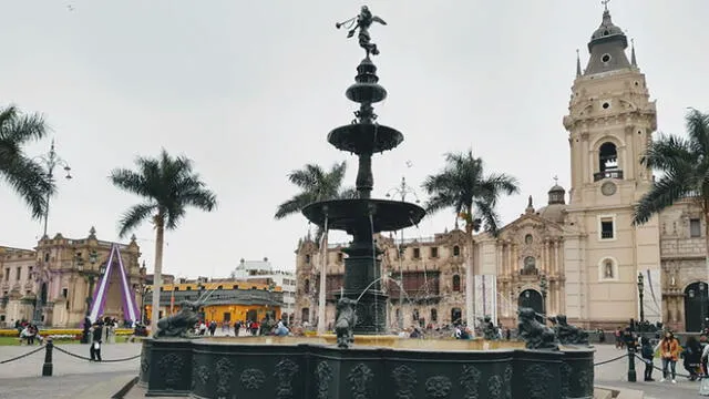 Pileta de la Plaza de Armas de Lima.