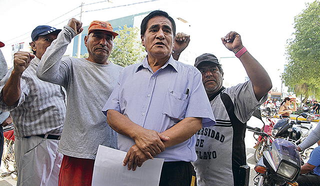 Obreros de MPCh protestan y advierten paro de labores 