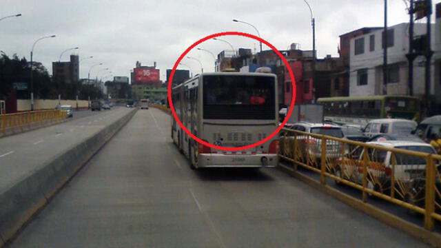 Metropolitano: pasajero arriesga su vida al viajar sobre el motor de un bus [FOTOS]