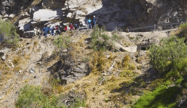 Huaral: minivan repleta de pasajeros cae a abismo y deja a seis personas muertas 