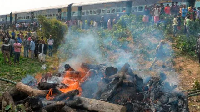 Dos elefantes murieron atropellados por un tren y pasajeros los despiden en un funeral [FOTOS]