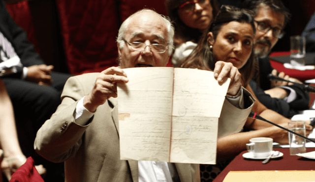García Belaunde mostró documentos firmados por Cáceres y Echenique comprados en Amazonas