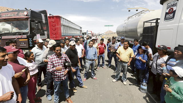 Panamericana Sur continúa bloqueada por los camioneros