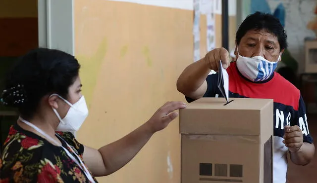 Desde las 8:00 a. m. la población en Bolivia ejerce sus votos. Foto: AFP