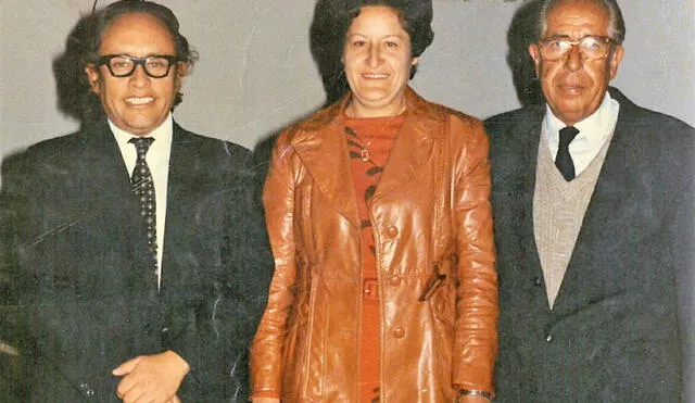 La maestra de piano Mercedes Zambrano Larrea junto a los maestros Armando Guevara Ochoa y Edgar Valcárcel.