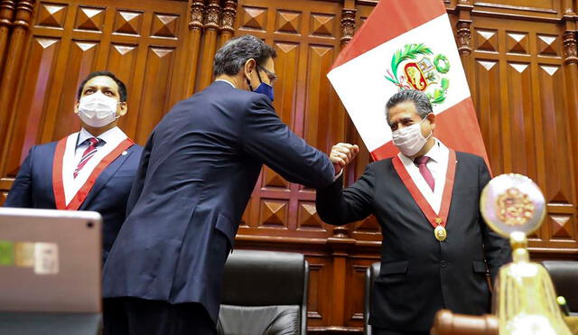 El presidente Martín Vizcarra y el titular del Congreso, Manuel Merino, saludándose el último 18 de setiembre. (Foto: EFE)