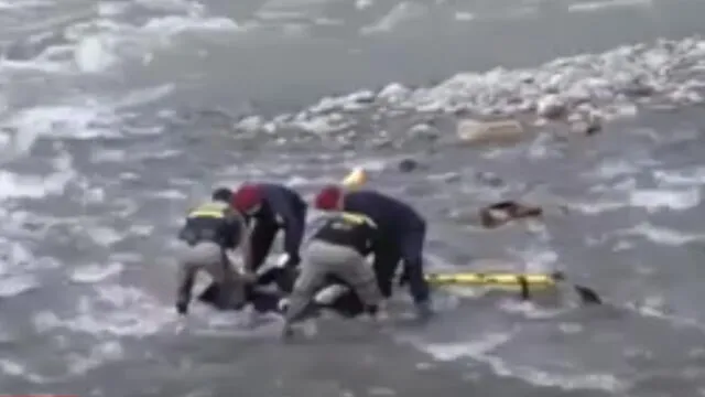 Según el sobrino del fallecido, él y su tío ingresaron al río Rímac para evitar ser intervenidos por serenos. (Foto: Captura de video / América Noticias)