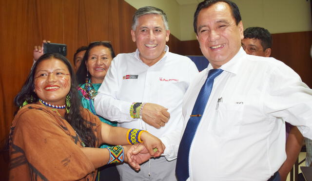 lider ashaninka Diana Rios, ministro de Defensa Jorge Moscoso y gobernador de Ucayali, Francisco Pezo.