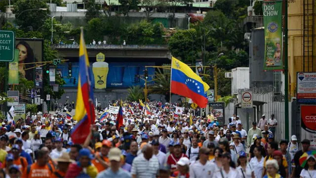 Este sábado se movilizaron una vez más miles de venezolanos contra el régimen de Nicolás Maduro. Foto: AP