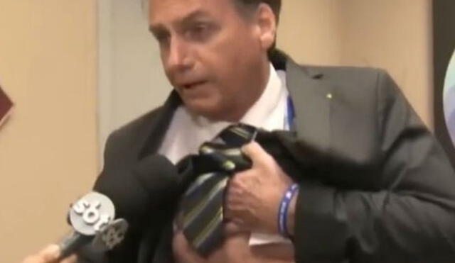 Bolsonaro queda con el torso descubierto para mostrar cicatriz de la puñalada [VIDEO]