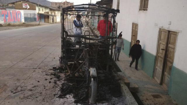 Desconocidos queman motos en Celendín 