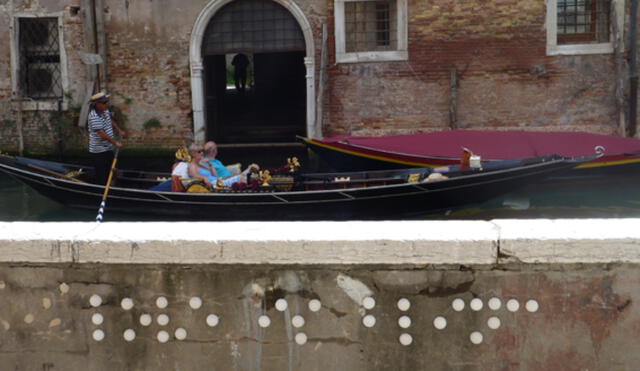 Intervención en Venecia en el que se lee "El amor es ciego". Foto: The Blind
