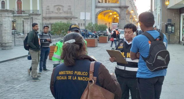Ciudadanos venezolanos son intervenidos para su plena identificación en Arequipa.