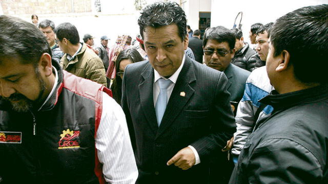 Cusco: Acusan a consejeros de APU de “blindar” a gobernador Licona