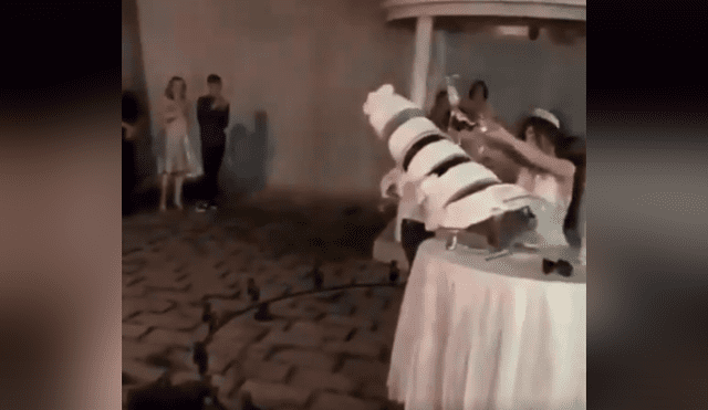 Facebook viral: mozo destapa champagne de espuma en boda, sin imaginar el desastre que provocaría [VIDEO] 