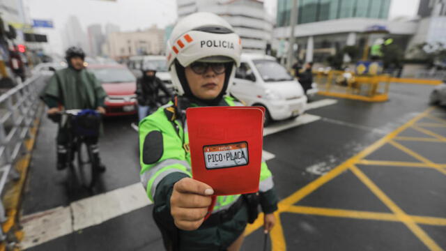 Policías de Tránsito se encargan que restricciones sean cumplidas en ejes viales contempladas en el plan. (Foto: Difusión)