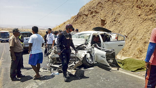 Cuatro muertos y dos heridos deja choque entre auto y minivan