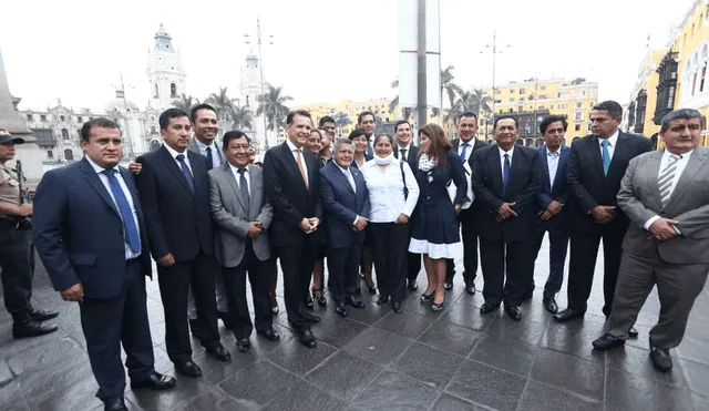 Virtuales legisladores de Alianza Para el Progreso, junto a César Acuña, se presentaron en Palacio para reunirse con Martín Vizcarra.