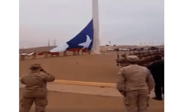 Soldados chilenos intentan izar bandera en Arica y el viento les juega una mala pasada [VIDEO]