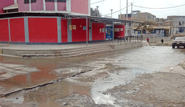 Aguas residuales emanadas por los desagües rodean al colegio.