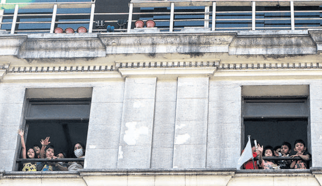 En el quinto y sexto piso del número 892 del jirón de la Unión viven varias familias dedicadas a trabajos independientes en el Cercado de Lima que, ante la crisis, han perdido todo tipo de ingresos. Foto: Verónica Calderón.