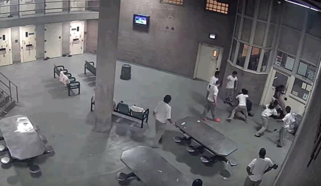 YouTube: Presos agreden brutalmente a dos oficiales y luego se rinden [VIDEO]