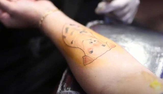 Desliza las imágenes para apreciar el increíble tatuaje que un joven se hizo en el brazo en honor a su perro. Foto: captura de YouTube