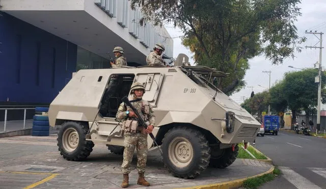 Ejército resguarda Ministerio Público en Arequipa. Foto: La República