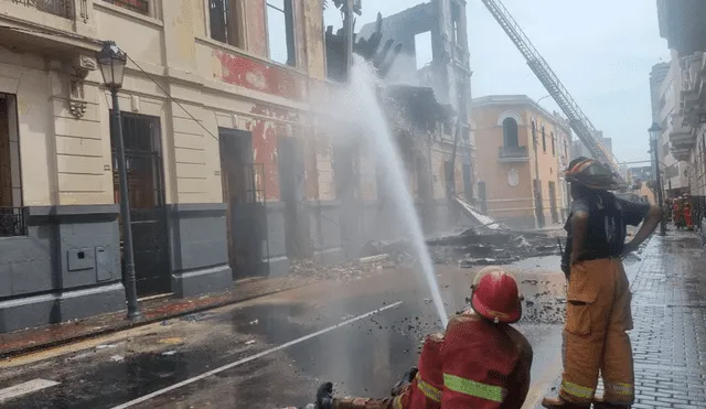 El siniestro ya había sido confinado por el personal del los bomberos; sin embargo, las llamas volvieron a elavarse tras varias horas de trabajo. Foto: La República