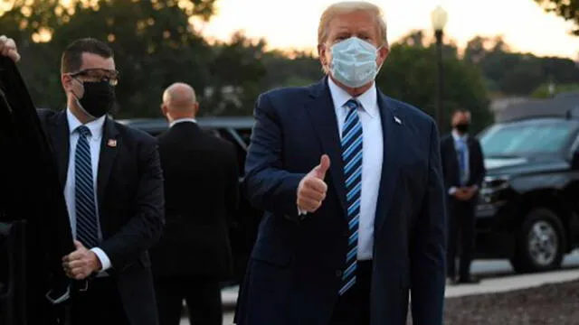 El momento en el que Donald Trump se retira del hospital militar Walter Reed tras haber contraído coronavirus. Foto: AFP