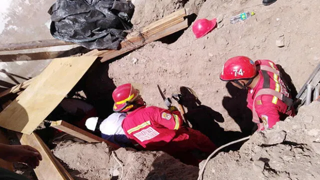 Bomberos intentan rescatar a obrero sepultado en Moquegua [VIDEO]