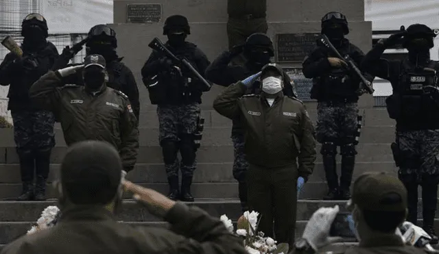 Comandante rompió en llanto tras informar sobre el deceso de un efectivo por COVID-19. Foto: APG Noticias