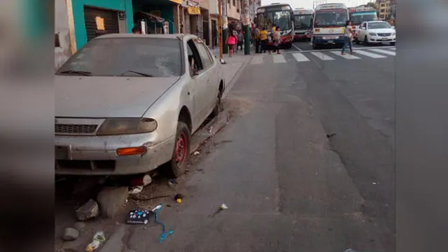 #YoDenuncio: vehículo es abandonado en calle de Independencia