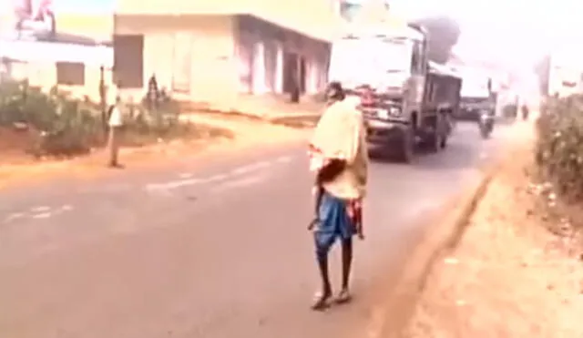 YouTube: hombre carga el cadáver de su hija 15 kilómetros por falta de recursos | VIDEO