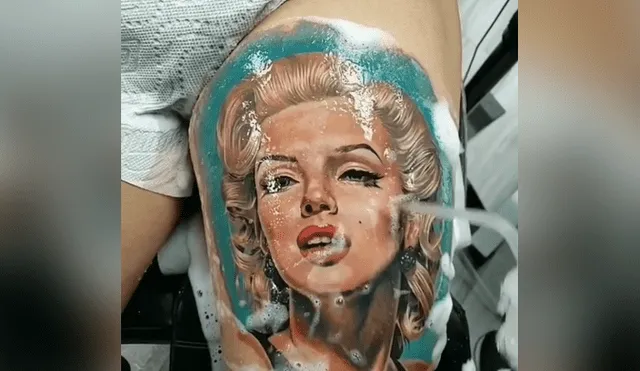 Un video viral de Facebook muestra el tatuaje con el rostro de actriz Marilyn Monroe que se hizo un joven en la pierna izquierda.