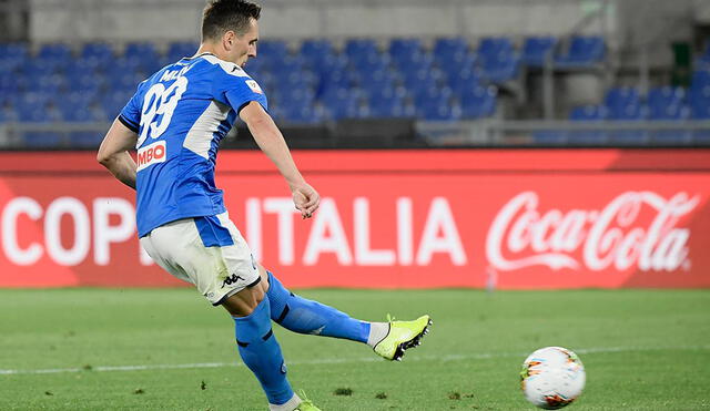 Milik le dio el título al Napoli al convertir el último penal para su equipo. Foto: AFP.
