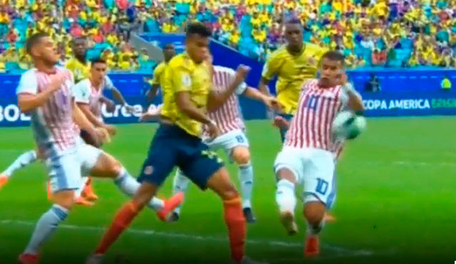 Colombia vs Paraguya: Víctor Hugo Carrillo decide no usar el VAR ante posible penal. Foto: Captura TV