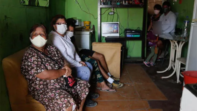 Uso de mascarilla en la casa. Créditos: Antonio Melgarejo / La República.