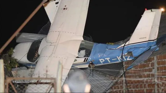 Avioneta se queda sin combustible y cae sobre el techo de una casa [VIDEO]