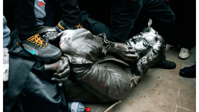 Un protestante puso su rodilla sobre el cuello de la estatua. Fuente: AP.