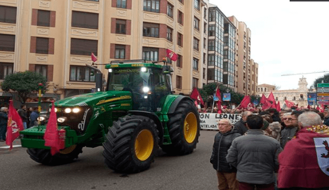 Miles de personas protestan contra la crisis poblacional e industrial de León