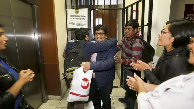 En libertad. José Luis Chapa se reencuentra con sus familiares la noche del jueves. El Ministerio Público pedía 36 meses de prisión preventiva contra él.
