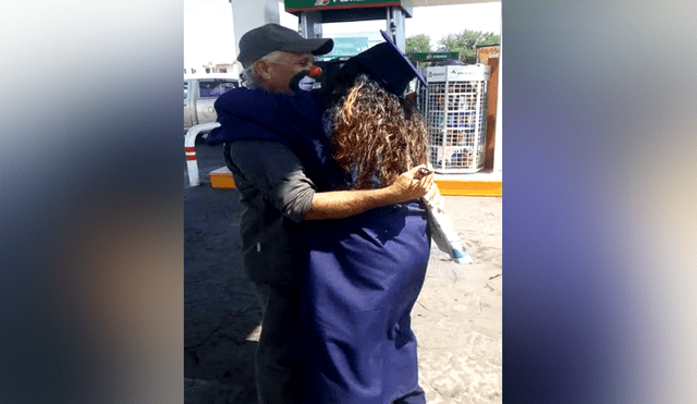 Un video muestra como el famoso payasito mexicano Raymundin es sorprendido por su hija recién graduada.