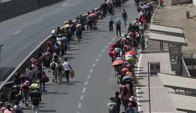 Centenares de personas caminan de retorno a Áncash. Foto: Aldair Mejía/La República