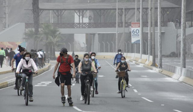 Entre adultos y menores de edad, decenas acudieron a playas, pero algunos sin tomar las precauciones del caso. Foto: Jhon Reyes / La República