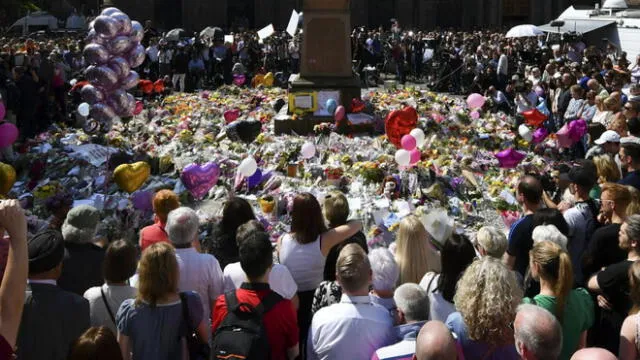 Mánchester: Cientos de personas cantan tema de Oasis en homenaje a víctimas del atentado [VIDEO]