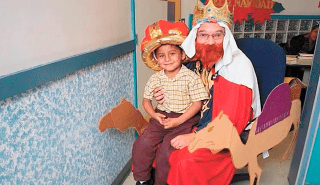 Sergio Gallegos disfrazado de "rey mago" junto con un paciente.