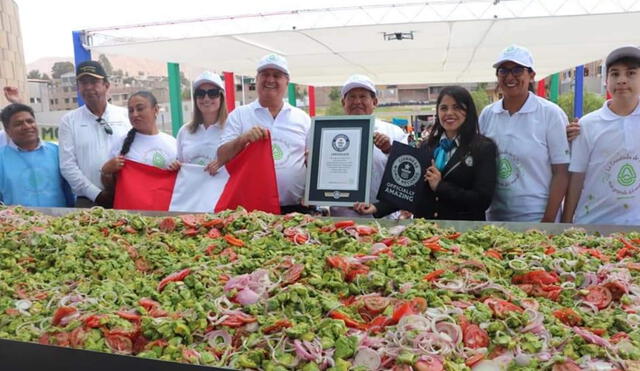 Moquegua logró preparar la ensalada de palta más grande del mundo con 811 kilos.
